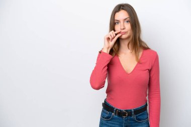 Beyaz arka planda izole edilmiş beyaz bir kadın sessizlik işareti gösteriyor.