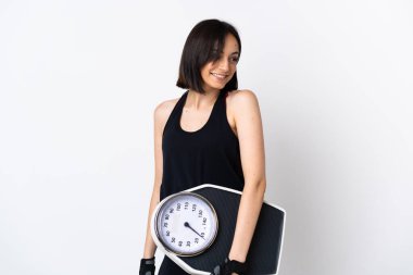 Beyaz arka planda tartı makinesiyle izole edilmiş beyaz bir beyaz kadın.