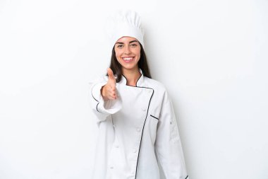 Beyaz arka planda genç aşçı kadın iyi bir anlaşma için el sıkışıyor.