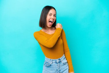 Mavi arka planda izole edilmiş beyaz bir kadın zaferi kutluyor.