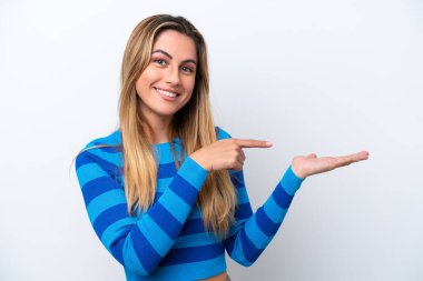 Beyaz arka planda izole edilmiş genç beyaz kadın bir ilan vermek için avucunun içinde hayali bir fotokopi makinesi tutuyor.