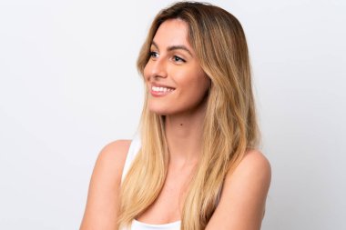 Genç Uruguaylı kadın beyaz arka planda izole edilmiş. Portre