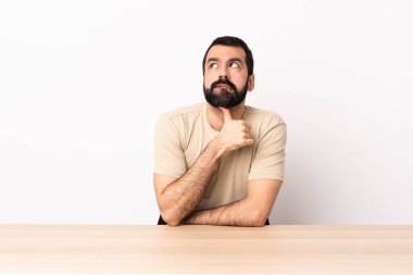 Masada sakallı, beyaz bir adamın şüpheleri ve düşünceleri var..