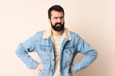 Tecrit edilmiş geçmişi olan, sakallı, beyaz bir adam.