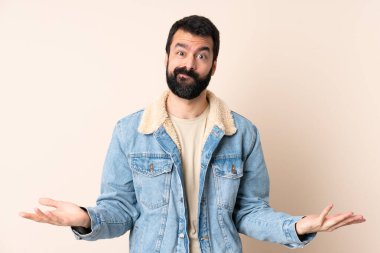 Tecrit edilmiş geçmişi olan beyaz sakallı bir adamın şüpheleri var.