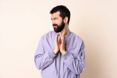 Sakallı, ceketli, soyutlanmış arka plan entrikalı beyaz bir adam.