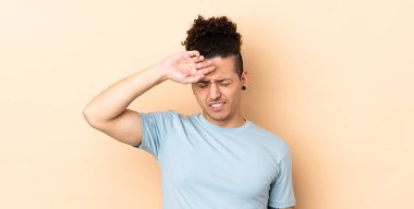 Kafkas kökenli, soyutlanmış, yorgun ve hasta bir ifadesi var.