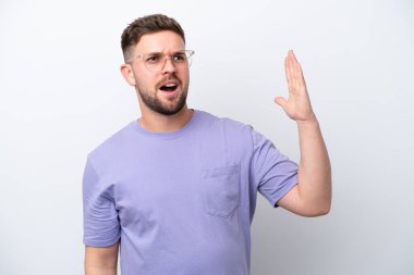 Beyaz arka planda izole edilmiş, yorgun ve hasta bir yüzü olan genç beyaz bir adam.