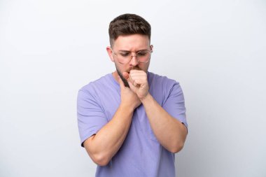 Beyaz arka planda izole edilmiş genç beyaz adam çok öksürüyor.