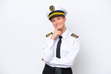 Beyaz arka planda izole edilmiş, gülümseyen Kafkas pilot kadın.