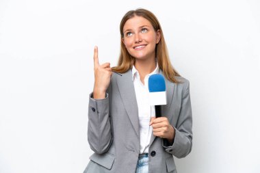 Beyaz arka planda izole edilmiş beyaz TV sunucusu kadın harika bir fikre işaret ediyor.
