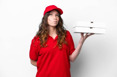 İş üniformalı bir pizzacı kadın beyaz arka planda izole edilmiş pizza kutularını alıyor ve...