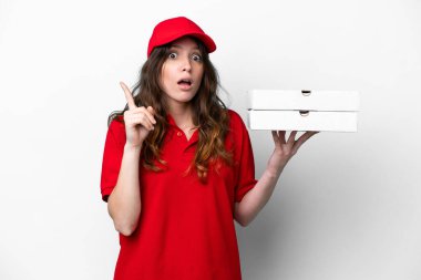 İş üniformalı bir pizzacı kadın beyaz arka planda izole edilmiş pizza kutularını topluyor. Çözümü bulmak için parmağını kaldırıyor.
