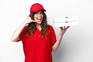 İş üniformalı bir pizzacı kadın beyaz arka planda izole edilmiş pizza kutularını alıyor ve telefon jesti yapıyor. Bana geri dönüş işareti ver.