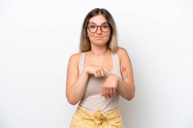 Genç Romen kadın beyaz arka planda izole edilmiş geç kalma jesti yapıyor