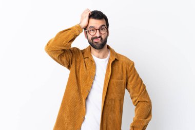 Kafkasyalı yakışıklı, sakallı, kadife ceketli, soyutlanmış beyaz bir arka planı var. Hayal kırıklığı ifadesi var ama anlamıyor.