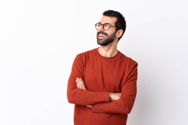 Sakallı, beyaz arka planda beyaz, mutlu ve gülümseyen beyaz bir adam.