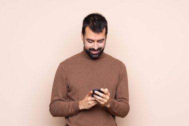 Arka planda izole edilmiş bir adam cep telefonuyla mesaj gönderiyor