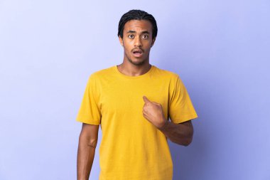 Örgülü genç Afrikalı Amerikalı adam mor arka planda izole edilmiş. Kendini işaret ediyor.