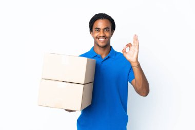 Beyaz arka planda izole edilmiş örgülü Afro-Amerikan bir adam, tamam işareti parmaklarıyla gösteriyor.