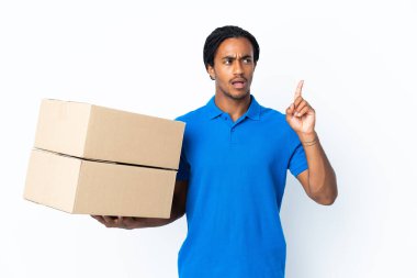 Beyaz arka planda izole edilmiş örgülü Afro-Amerikan bir adam.