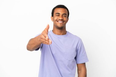 İzole edilmiş beyaz arka planda Afro-Amerikalı yakışıklı adam iyi bir anlaşma için el sıkışıyor.