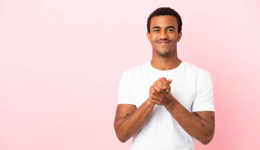 Telif uzayındaki Afrikalı Amerikalı adam pembe arka planda gülüyor