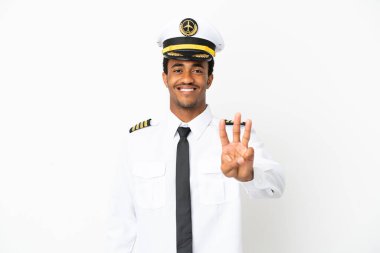 İzole edilmiş beyaz arka plan üzerinde Afrikalı Amerikan Uçak Pilotu mutlu ve parmaklarıyla üçe kadar sayıyor