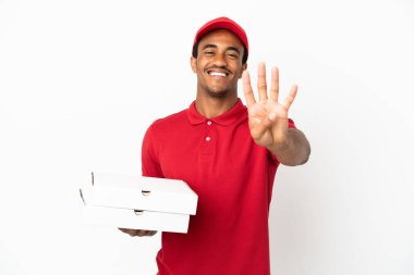 Afro-Amerikalı pizza teslimatçısı izole edilmiş beyaz duvardan pizza kutuları alıyor mutlu ve parmaklarıyla dört tane sayıyor.