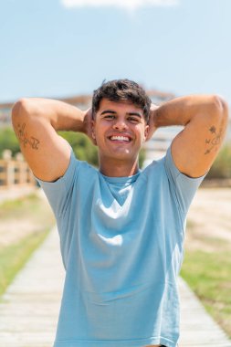 Dışardaki genç İspanyol adam şaşırmış bir ifadeyle