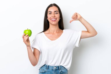 Beyaz arka planda soyutlanmış, gururlu ve kendini beğenmiş beyaz bir kadın.