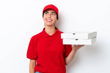 Pizza teslimatı, beyaz arka planda izole edilmiş pizza kutularını alan iş üniformalı beyaz bir kadın.