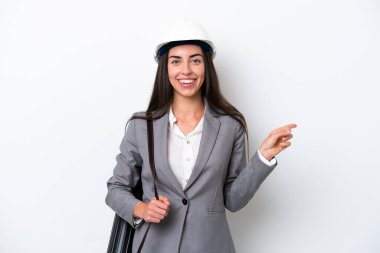 Miğferli ve elinde beyaz arka planda izole edilmiş planları olan beyaz bir kadın.