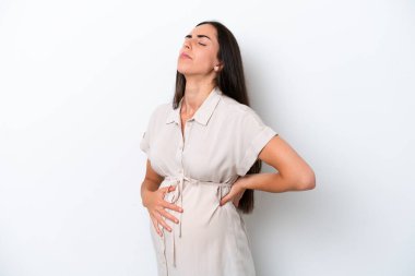 Beyaz arka planda izole edilmiş genç beyaz kadın hamile.