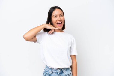 Beyaz arka planda izole edilmiş beyaz bir kadın telefon jesti yapıyor. Bana geri dönüş işareti ver.