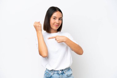 Beyaz arka planda izole genç beyaz kadın geç kalma jesti yapıyor