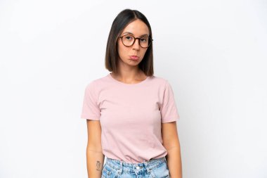 Beyaz arka planda hüzünlü bir ifadeyle soyutlanmış beyaz bir kadın.