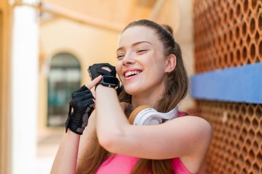 Spor saati olan genç ve güzel bir bayan.