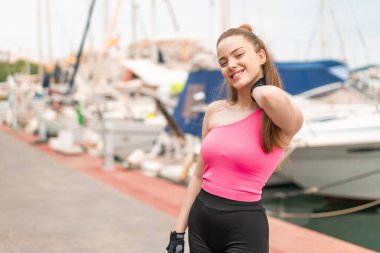 Açık havada genç ve güzel bir kız Neşeli bir ifadeyle