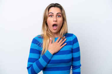 Beyaz arka planda izole genç beyaz kadın şaşırmış ve şok olmuştu.