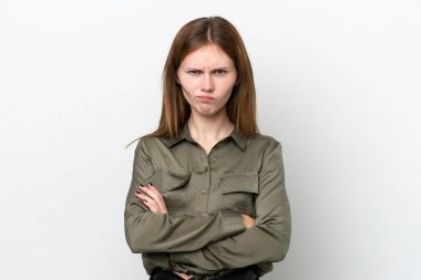 Genç İngiliz kadın mutsuz bir ifadeyle beyaz arka planda izole edilmiş.