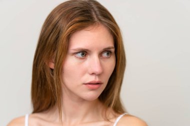 İzole edilmiş beyaz arka planda güzel bir genç kadının portresi.