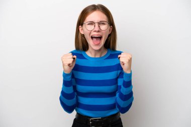 Beyaz arka planda izole edilmiş genç İngiliz kadın galibiyetini kutluyor.