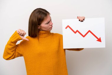 Beyaz arka planda izole edilmiş genç bir İngiliz kadın elinde azalan bir istatistik ok sembolü olan ve kötü sinyal veren bir tabela tutuyor.
