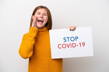 Beyaz arka planda izole edilmiş genç bir İngiliz kadın elinde yazılı bir pankartla Covid 19 'u durdurun ve bağırın