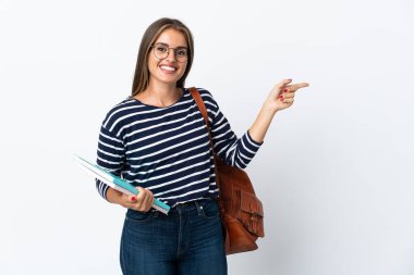 Beyaz arka planda izole edilmiş genç bir bayan parmak kenarı işaret ediyor.