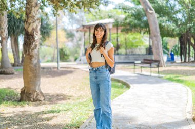 Açık havada genç bir bayan öğrenci.