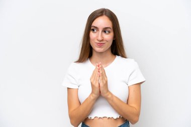 Beyaz arka planda izole edilmiş genç beyaz kadın bir şeyler planlıyor.