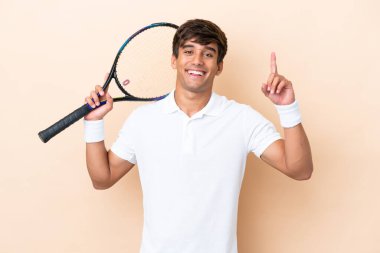 Kafkas kökenli genç bir adam izole edilmiş, tenis oynuyor ve...