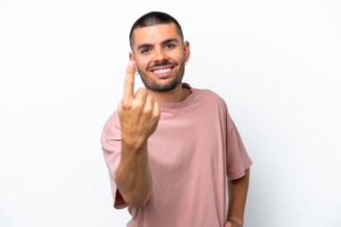 Beyaz arka planda izole genç beyaz adam geliyor.